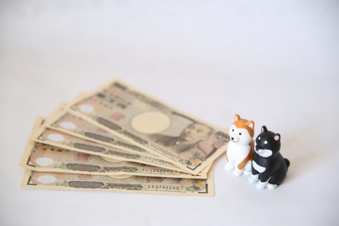 一万円札と犬の置物